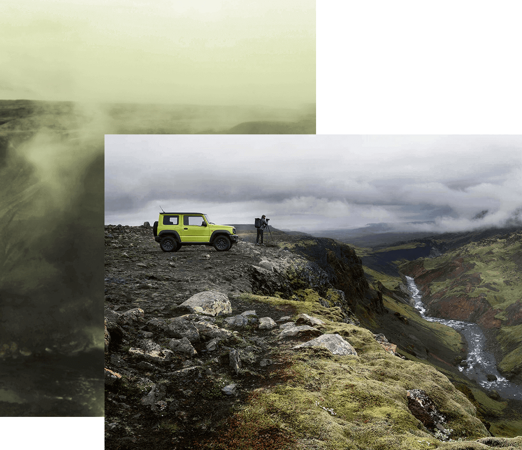 Suzuki Jimny Hybrid in Kinetic Yellow vor dem ein Mann steht, steht an einer Klippe.