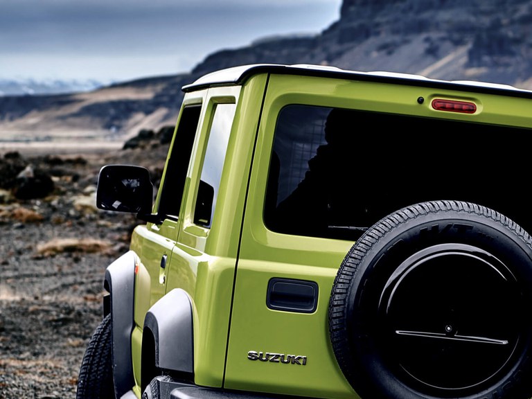 Detailaufnahme der Ablaufrinne eines Suzuki Jimny Hybrid in Kinetic Yellow.