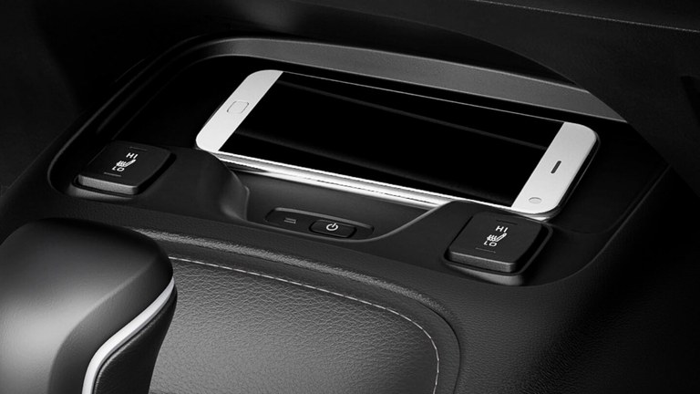 Detailaufnahme des Audiodisplays eines Suzuki Swace Hybrid.