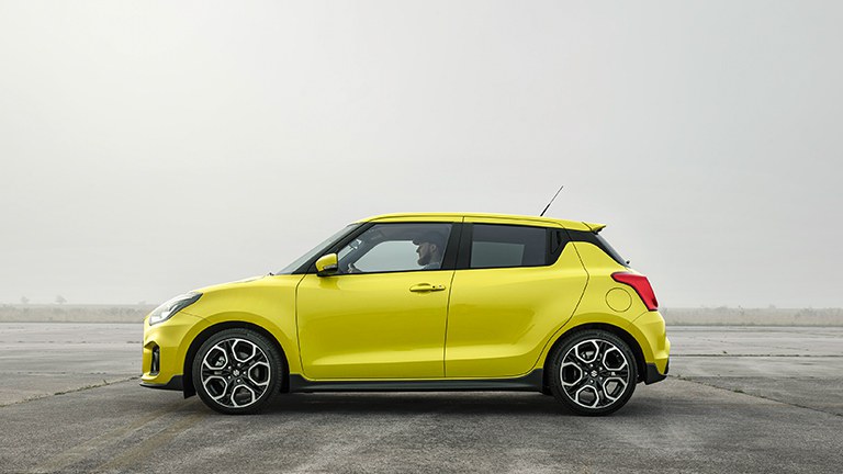 Von der Seite fotografierter Suzuki Swift Sport Hybrid in Champion Yellow.