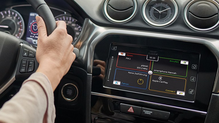 Darstellung der Konnektivität im Farb-Touchscreen des Suzuki Vitara Hybrid.