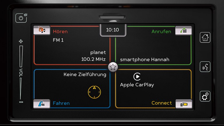 Detailaufnahme des Audiodisplays eines Suzuki Vitara Hybrid.